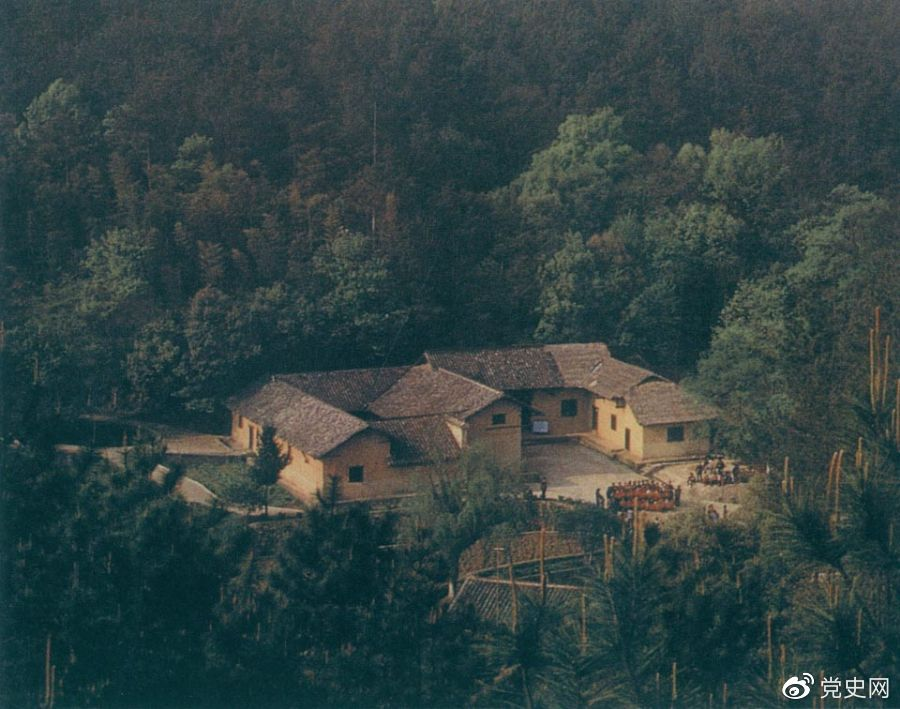 毛澤東故居——湖南省湘潭縣韶山?jīng)_上屋場(chǎng)。1893年12月26日，毛澤東在這里誕生。